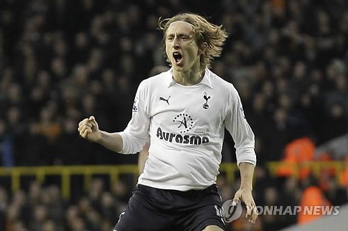 영국 매체 풋볼 런던에 따르면 레알 마드리드 레전드 미드필더 루카 모드리치는 프리미어리그 복귀 가능성을 열어 놓았다. 올해로 39세가 된 모드리치는 오는 6월 30일에 2012년부터 뛴 레알과의 계약이 만료된다. 계약 만료를 앞두고 모드리치가 프리미어리그 복귀 가능성을 배제하지 않으면서 토트넘 홋스퍼 복귀 가능성이 대두됐다. 모드리치는 2008년부터 2012년까지 토트넘에서 뛰면서 프리미어리그 최고의 미드필더로 평가 받았다. 연합뉴스