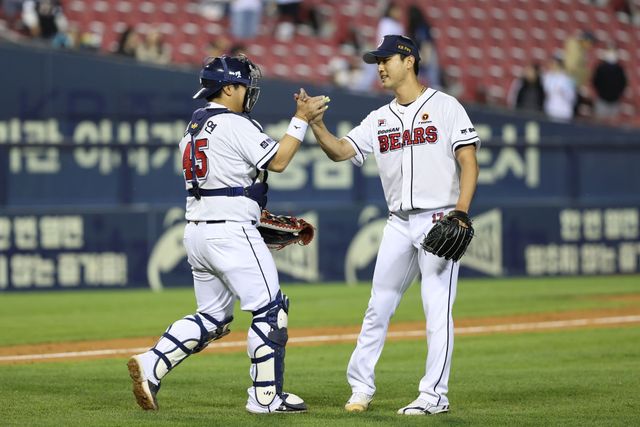 23일 서울 잠실구장에서 열린 2024 신한 SOL Bank KBO리그 NC 다이노스와 두산 베어스의 경기, 두산이 4대3 승리를 거두고 2연승을 달성했다. 두산 홍건희는 무사 만루 위기에 등판해 팀 승리를 지키고 시즌 첫 세이브를 작성했다. 두산 베어스