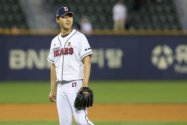 23일 서울 잠실구장에서 열린 2024 신한 SOL Bank KBO리그 NC 다이노스와 두산 베어스의 경기, 두산이 4대3 승리를 거두고 2연승을 달성했다. 두산 홍건희는 무사 만루 위기에 등판해 팀 승리를 지키고 시즌 첫 세이브를 작성했다. 두산 베어스