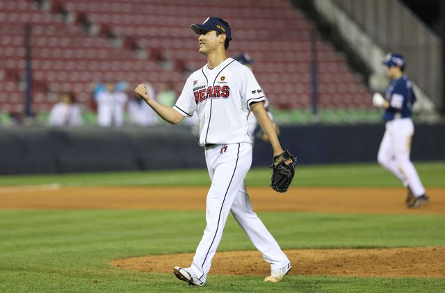 23일 서울 잠실구장에서 열린 2024 신한 SOL Bank KBO리그 NC 다이노스와 두산 베어스의 경기, 두산이 4대3 승리를 거두고 2연승을 달성했다. 두산 홍건희는 무사 만루 위기에 등판해 팀 승리를 지키고 시즌 첫 세이브를 작성했다. 두산 베어스