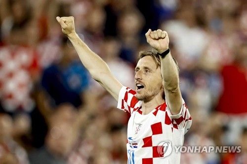 영국 매체 풋볼 런던에 따르면 레알 마드리드 레전드 미드필더 루카 모드리치는 프리미어리그 복귀 가능성을 열어 놓았다. 올해로 39세가 된 모드리치는 오는 6월 30일에 2012년부터 뛴 레알과의 계약이 만료된다. 계약 만료를 앞두고 모드리치가 프리미어리그 복귀 가능성을 배제하지 않으면서 토트넘 홋스퍼 복귀 가능성이 대두됐다. 모드리치는 2008년부터 2012년까지 토트넘에서 뛰면서 프리미어리그 최고의 미드필더로 평가 받았다. 연합뉴스