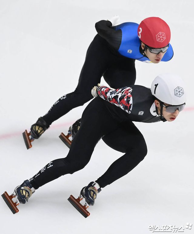 박지원(아래)이 2024년 4월11일 서울 양천구 목동 아이스링크에서 열린 2024-2025 쇼트트랙 국가대표 선발전 2차 대회 남자 1500m 결승에서 황대헌과 함께 레이스를 하고 있다. 박지원은 선발전 1~2차 대회 6개 종목을 통틀어 가장 높은 점수를 받아 우승하고 다음 시즌 국제대회 개인전 출전 자격을 얻었다. 박지원에게 지난달 세계선수권에서 두 차례나 반칙을 범했던 황대헌은 11위로 탈락했다. 엑스포츠뉴스DB