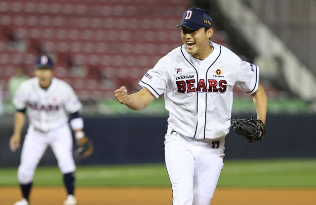 23일 서울 잠실구장에서 열린 2024 신한 SOL Bank KBO리그 NC 다이노스와 두산 베어스의 경기, 두산이 4대3 승리를 거두고 2연승을 달성했다. 두산 홍건희는 무사 만루 위기에 등판해 팀 승리를 지키고 시즌 첫 세이브를 작성했다. 두산 베어스