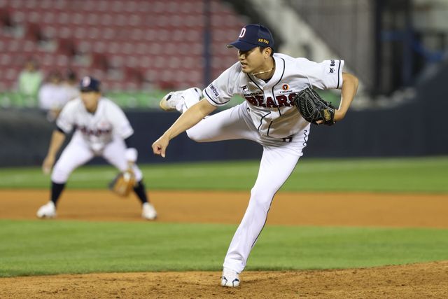 23일 서울 잠실구장에서 열린 2024 신한 SOL Bank KBO리그 NC 다이노스와 두산 베어스의 경기, 두산이 4대3 승리를 거두고 2연승을 달성했다. 두산 홍건희는 무사 만루 위기에 등판해 팀 승리를 지키고 시즌 첫 세이브를 작성했다. 두산 베어스