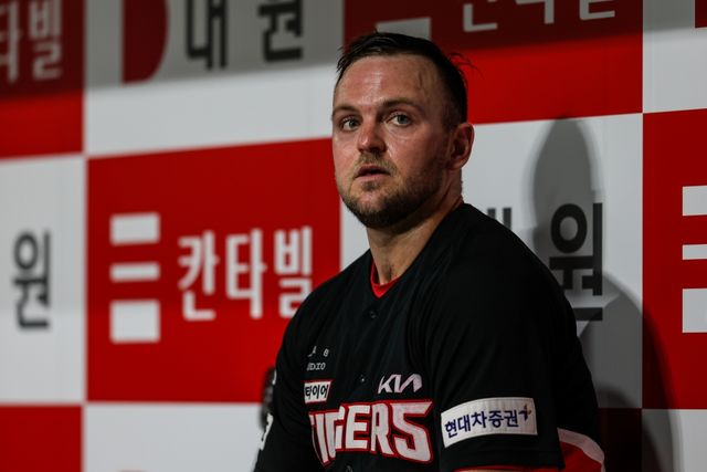 KIA 타이거즈 외국인 투수 윌 크로우가 23일 서울 고척스카이돔에서 열린 2024 신한 SOL Bank KBO리그 키움 히어로즈와의 시즌 2차전에 선발 등판, 5이닝 7피안타 1사사구 7탈삼진 무실점을 기록했다. 시즌 평균자책점은 3.12에서 2.61까지 떨어졌다. KIA 타이거즈 제공