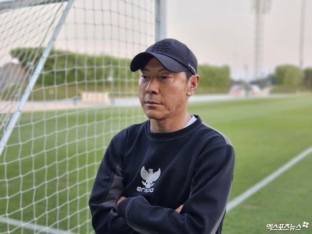 훈련장에서 취재진의 인터뷰에 응하고 있는 신태용 감독. 사진 도하, 김환 기자