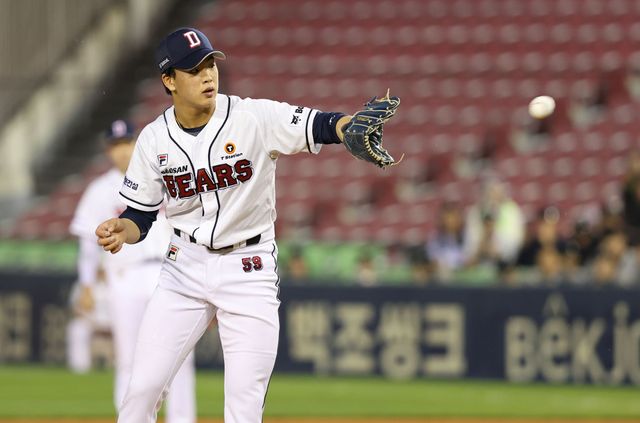 23일 서울 잠실구장에서 열린 2024 신한 SOL Bank KBO리그 NC 다이노스와 두산 베어스의 경기, 데뷔 첫 선발투수로 등판한 최준호가 5이닝 1실점으로 호투했다. 두산 베어스