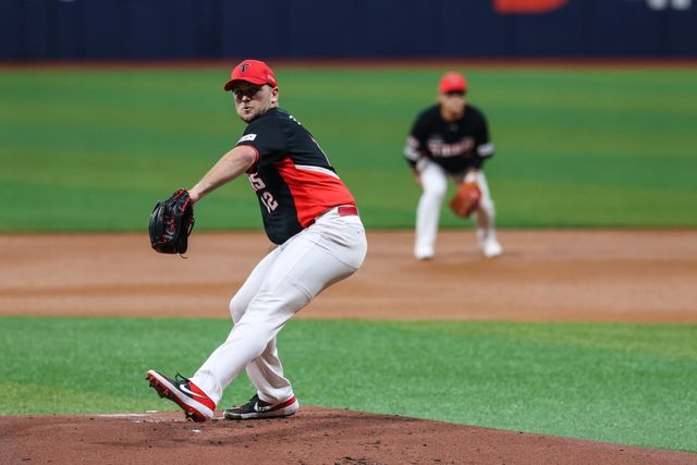 KIA 타이거즈 외국인 투수 윌 크로우가 23일 서울 고척스카이돔에서 열린 2024 신한 SOL Bank KBO리그 키움 히어로즈와의 시즌 2차전에 선발 등판, 5이닝 7피안타 1사사구 7탈삼진 무실점을 기록했다. 시즌 평균자책점은 3.12에서 2.61까지 떨어졌다. KIA 타이거즈 제공