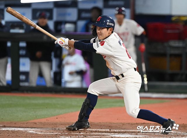 롯데 자이언츠 외야수 황성빈. 지난 21일 KT 위즈와 더블헤더 1, 2차전에서 3개의 홈런을 쳐내며 팀의 3연승을 이끌었다. 최근 선발 좌익수로 꾸준히 출전 기회를 얻고 있다. 사진 김한준 기자