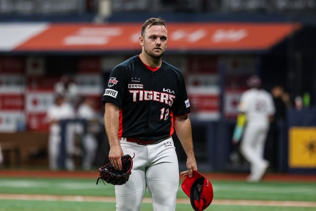 KIA 타이거즈 외국인 투수 윌 크로우가 23일 서울 고척스카이돔에서 열린 2024 신한 SOL Bank KBO리그 키움 히어로즈와의 시즌 2차전에 선발 등판, 5이닝 7피안타 1사사구 7탈삼진 무실점을 기록했다. 시즌 평균자책점은 3.12에서 2.61까지 떨어졌다. KIA 타이거즈 제공