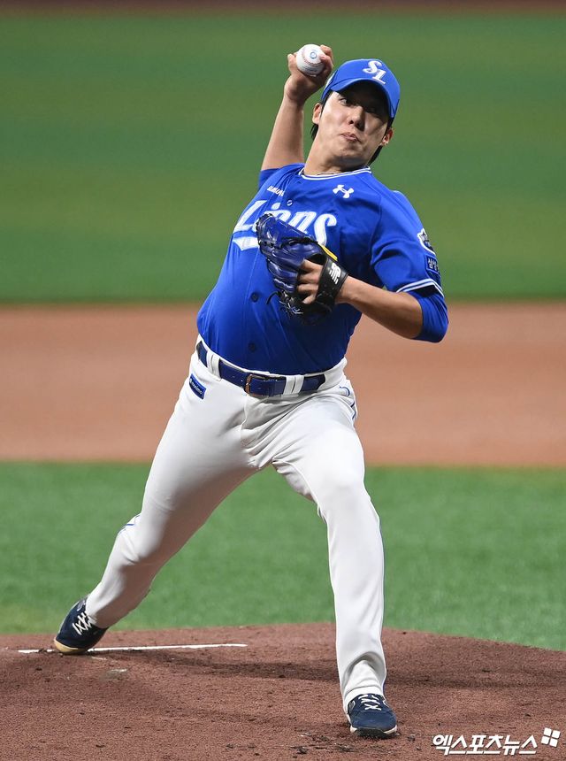 삼성 라이온즈 선발투수 원태인이 26일 서울 고척스카이돔에서 열린 키움 히어로즈와의 원정경기에 등판해 역투하고 있다. 고척, 박지영 기자