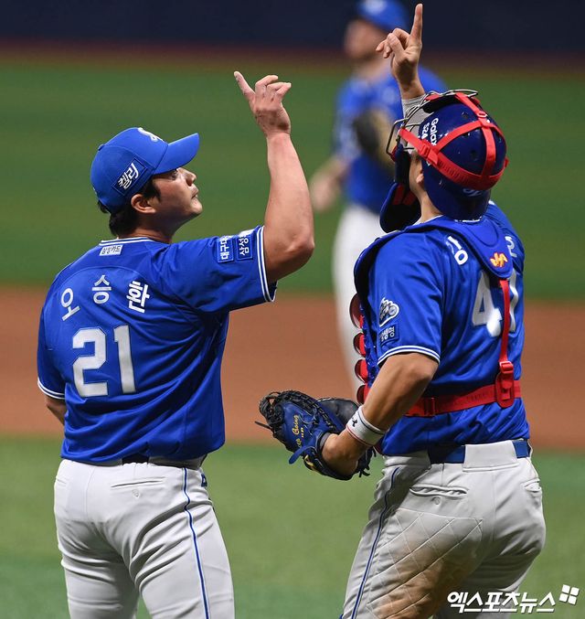 왼쪽부터 삼성 라이온즈 마무리투수 오승환과 포수 강민호. 26일 서울 고척스카이돔에서 열린 키움 히어로즈와의 원정경기에서 단일리그 아시아 통산 최다 세이브 기록을 합작한 뒤 세리머니하고 있다. 고척, 박지영 기자