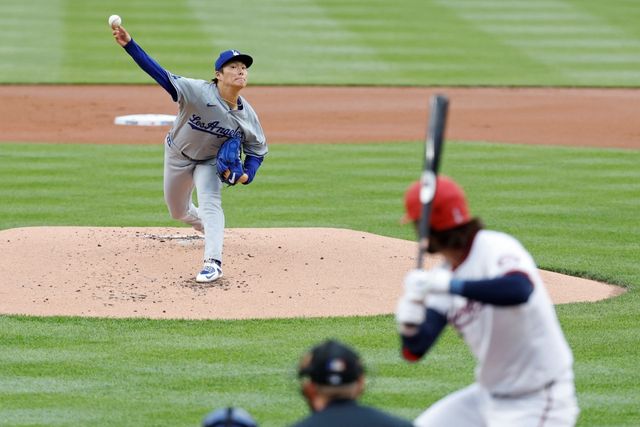 LA 다저스 우완투수 야마모토 요시노부가 26일 미국 워싱턴DC에 위치한 내셔널스파크에서 열린 2024 미국프로야구 메이저리그(MLB) 워싱턴 내셔널스와의 원정경기에서 선발 등판, 6이닝 4피안타 1볼넷 7탈삼진 무실점으로 호투를 펼치면서 시즌 2승째를 수확했다. 다저스는 2-1로 승리하면서 시즌 성적 16승11패를 만들었다. USA투데이스포츠 연합뉴스