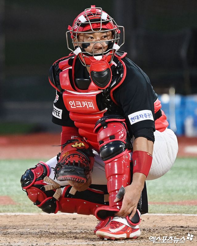 김태군은 26일 잠실구장에서 열린 '2024 신한 SOL Bank KBO 리그' LG 트윈스와 주말 3연전 1차전에서 8번타자 포수로 선발 출전. 5회말 치명적인 수비 실책을 저질러 고개 숙였다. 엑스포츠뉴스 DB