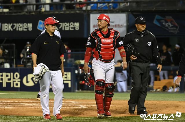 김태군은 26일 잠실구장에서 열린 '2024 신한 SOL Bank KBO 리그' LG 트윈스와 주말 3연전 1차전에서 8번타자 포수로 선발 출전. 5회말 치명적인 수비 실책을 저질러 고개 숙였다. 잠실, 김한준 기자
