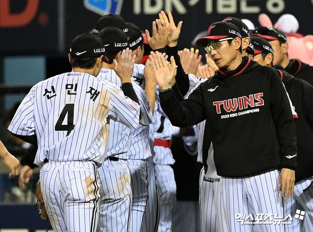 신민재는 26일 잠실구장에서 열린 '2024 신한 SOL Bank KBO 리그' KIA 타이거즈와 주말 3연전 1차전에서 9번타자 2루수로 선발 출전. 기민한 플레이로 팀 승리에 힘을 보탰다. 잠실, 김한준 기자
