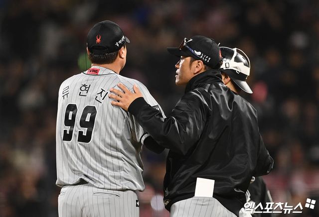 4회말 1사 2루 한화 박승민 투수코치가 마운드를 방문해 류현진 이재원 배터리와 이야기를 나누고 있다.