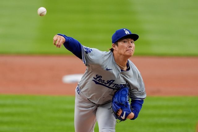 ​​LA 다저스 우완투수 야마모토 요시노부가 26일 미국 워싱턴DC에 위치한 내셔널스파크에서 열린 2024 미국프로야구 메이저리그(MLB) 워싱턴 내셔널스와의 원정경기에서 선발 등판, 6이닝 4피안타 1볼넷 7탈삼진 무실점으로 호투를 펼치면서 시즌 2승째를 수확했다. 다저스는 2-1로 승리하면서 시즌 성적 16승11패를 만들었다. AP 연합뉴스