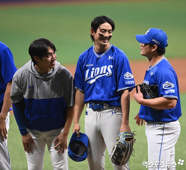 왼쪽부터 삼성 라이온즈 선발투수 원태인과 주장 구자욱, 마무리투수 오승환. 26일 서울 고척스카이돔에서 열린 키움 히어로즈와의 원정경기에서 오승환이 단일리그 아시아 최다 세이브 기록을 세우자 웃으며 대화하고 있다. 고척, 박지영 기자