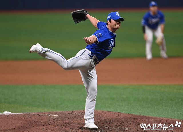 삼성 라이온즈 마무리투수 오승환이 26일 서울 고척스카이돔에서 열린 키움 히어로즈와의 원정경기 9회에 구원 등판해 투구하고 있다. 고척, 박지영 기자