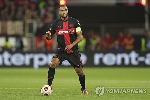 스카이스포츠 독일에 따르면 바이에른 뮌헨은 이번 시즌 분데스리가 챔피언 바이엘 레버쿠젠과 독일 축구대표팀 핵심 수비수 요나탄 타를 노리고 있다. 만약 뮌헨이 타를 영입한다면 센터백 숫자가 5명으로 늘어나 한 명이 팀을 떠날 것으로 예상된다. 이때 바바리안 풋볼 워크스는 벤치 멤버인 다요 우파메카노는 뮌헨 차기 사령탑으로 유력한 랄프 랑닉 감독과 긴밀한 관계라는 점을 들어 김민재 이적 가능성을 암시했다. 연합뉴스