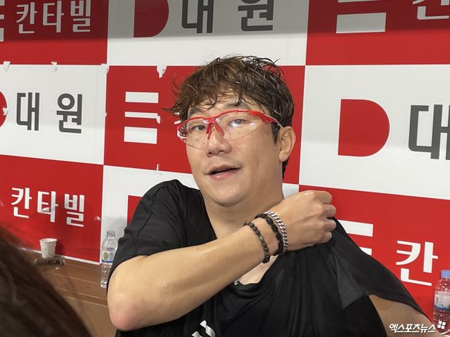 KIA 타이거즈 선발투수 양현종이 25일 서울 고척스카이돔에서 열린 키움 히어로즈와의 원정경기에서 선발승을 챙겨 역대 통산 2호로 170승을 기록한 뒤 인터뷰하고 있다. 고척, 최원영 기자