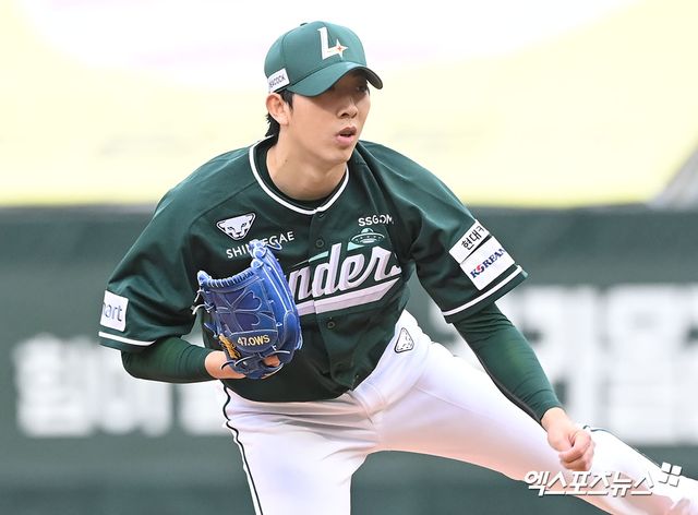 SSG 랜더스 좌완투수 오원석이 26일 인천SSG랜더스필드에서 열린 2024 신한 SOL Bank KBO리그 KT 위즈와의 시즌 4차전에서 선발 등판해 5⅓이닝 8피안타 1사사구 7탈삼진 2실점을 기록하면서 12일 만에 시즌 2승째를 올렸다. 공교롭게도 오원석이 시즌 첫 승을 거뒀을 때도 상대 팀은 KT였다. 엑스포츠뉴스 DB