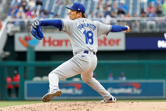 LA 다저스 우완투수 야마모토 요시노부가 26일 미국 워싱턴DC에 위치한 내셔널스파크에서 열린 2024 미국프로야구 메이저리그(MLB) 워싱턴 내셔널스와의 원정경기에서 선발 등판, 6이닝 4피안타 1볼넷 7탈삼진 무실점으로 호투를 펼치면서 시즌 2승째를 수확했다. 다저스는 2-1로 승리하면서 시즌 성적 16승11패를 만들었다. USA투데이스포츠 연합뉴스