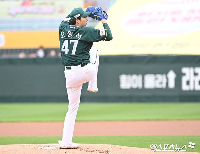SSG 랜더스 좌완투수 오원석이 26일 인천SSG랜더스필드에서 열린 2024 신한 SOL Bank KBO리그 KT 위즈와의 시즌 4차전에서 선발 등판해 5⅓이닝 8피안타 1사사구 7탈삼진 2실점을 기록하면서 12일 만에 시즌 2승째를 올렸다. 공교롭게도 오원석이 시즌 첫 승을 거뒀을 때도 상대 팀은 KT였다. 엑스포츠뉴스 DB