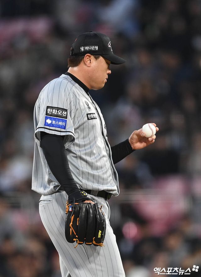 24일 오후 경기도 수원케이티위즈파크에서 열린 2024 신한 SOL Bank KBO리그 한화 이글스와 KT 위즈의 경기, 3회말 1사 1,3루 한화 선발투수 류현진이 KT 강백호에게 역전 1타점 적시타를 허용한 뒤 아쉬워하고 있다. 엑스포츠뉴스DB