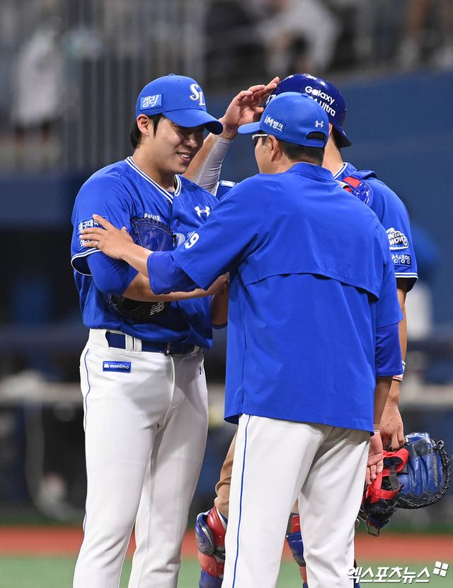 삼성 라이온즈 선발투수 원태인이 26일 서울 고척스카이돔에서 열린 키움 히어로즈와의 원정경기에 등판해 경기 도중 마운드에서 정민태 투수코치, 포수 강민호와 웃으며 대화하고 있다. 고척, 박지영 기자