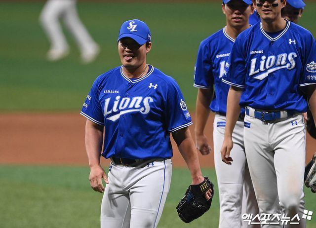 삼성 라이온즈 마무리투수 오승환이 26일 서울 고척스카이돔에서 열린 키움 히어로즈와의 원정경기에 구원 등판해 세이브를 올린 뒤 기뻐하고 있다. 고척, 박지영 기자