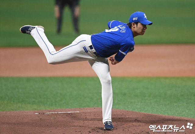 삼성 라이온즈 선발투수 원태인이 26일 서울 고척스카이돔에서 열린 키움 히어로즈와의 원정경기에 등판해 투구하고 있다. 고척, 박지영 기자​​​​​​