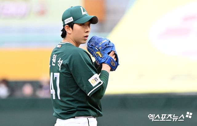 SSG 랜더스 좌완투수 오원석이 26일 인천SSG랜더스필드에서 열린 2024 신한 SOL Bank KBO리그 KT 위즈와의 시즌 4차전에서 선발 등판해 5⅓이닝 8피안타 1사사구 7탈삼진 2실점을 기록하면서 12일 만에 시즌 2승째를 올렸다. 공교롭게도 오원석이 시즌 첫 승을 거뒀을 때도 상대 팀은 KT였다. 엑스포츠뉴스 DB