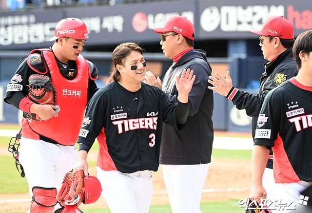 31일 오후 서울 송파구 잠실야구장에서 열린 2024 신한 SOL Bank KBO리그 KIA 타이거즈와 두산 베어스의 경기, KIA가 두산에 9:3 승리를 거두며 위닝시리즈를 달성했다. 이날 경기에서 승리한 KIA 이범호 감독이 선수들과 함께 기뻐하고 있다. 엑스포츠뉴스 DB