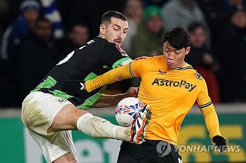 프리미어리그에 코리안리거들이 같은 소속팀에서 뛰는 모습을 보게될까. 황희찬 소속팀 울버햄프턴 원더러스가 황인범 영입을 고려하고 있다. 26일 영국 풋볼팬캐스트에 따르면 개리 오닐 감독은 울버햄프턴에서 황희찬에게 딱 맞는 선수를 영입할 수 있으며 이번 주 황인범의 경기를 지켜보기 위해 츠르베나 즈베즈다와 파르티잔 베오그라드의 세르비아컵 4강전 경기에 스카우트를 파견한 것으로 알려졌다. 울버햄프턴은 황인범이 중원을 개선하는 데 큰 도움이 될 것으로 여기고 있다. 연합뉴스