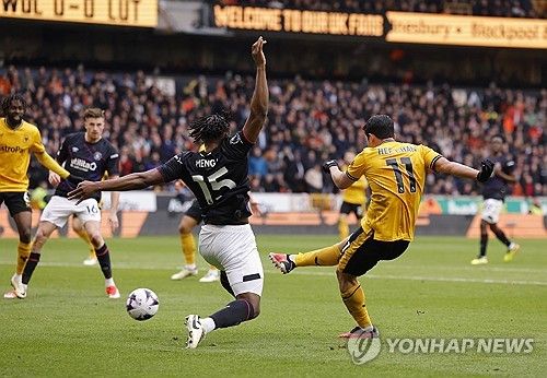 울버햄튼이 27일(한국시간) 잉글랜드 울버햄튼에 있는 몰리뉴 스타디움에서 열린 루턴타운과의 2023-2024시즌 프리미어리그 35라운드 홈 경기에서 황희찬과 토티 고메스의 연속 골로 2-1으로 승리했다. 울버햄튼은 승점 3점을 얻어 리그 10위(13승 7무 15패 승점 46)로 한 계단 올라섰다. 9위 첼시(13승 8무 11패 승점 47)와의 승점 차는 1점으로 줄어 들었다. 다만 첼시는 3경기를 덜 치렀다. 황희찬은 리그 11호골이자 올해 첫 골을 신고했다. 연합뉴스