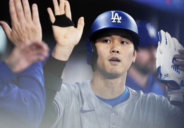 LA 다저스 오타니 쇼헤이가 27일 캐나다 온타리오주 토론토에 위치한 로저스센터에서 열린 2024 미국프로야구 메이저리그 토론토 블루제이스와의 원정경기에서 2번 지명타자로 선발 출전, 4타수 1안타 1홈런 1타점 1볼넷을 기록하면서 24일 워싱턴 내셔널스전 이후 3일 만에 손맛을 봤다. 팀은 12-2로 대승을 거뒀다. 오타니가 1회초 1사에서 솔로홈런을 때린 뒤 더그아웃으로 돌아와 동료들의 환영을 받고 있다. USA투데이스포츠 연합뉴스