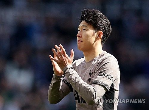 토트넘 홋스퍼의 주장 손흥민이 라이벌 아스널에 경고를 날렸다. 아스널과의 중요한 일전을 앞둔 손흥민은 아스널전을 통해 토트넘이 이전처럼 돌아올 수 있을 거라며 기대감을 나타냈다. 이번 시즌 터트린 멀티골을 비롯해 북런던 더비에서 꾸준히 좋은 활약을 펼쳤던 손흥민은 다가오는 경기에서도 토트넘의 키 플레이어다. 사진 연합뉴스