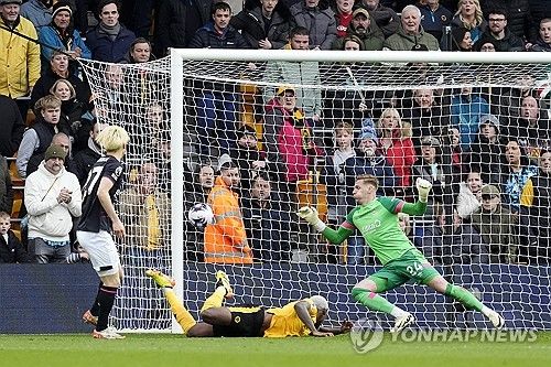 울버햄튼이 27일(한국시간) 잉글랜드 울버햄튼에 있는 몰리뉴 스타디움에서 열린 루턴타운과의 2023-2024시즌 프리미어리그 35라운드 홈 경기에서 황희찬과 토티 고메스의 연속 골로 2-1으로 승리했다. 울버햄튼은 승점 3점을 얻어 리그 10위(13승 7무 15패 승점 46)로 한 계단 올라섰다. 9위 첼시(13승 8무 11패 승점 47)와의 승점 차는 1점으로 줄어 들었다. 다만 첼시는 3경기를 덜 치렀다. 황희찬은 리그 11호골이자 올해 첫 골을 신고했다. 연합뉴스