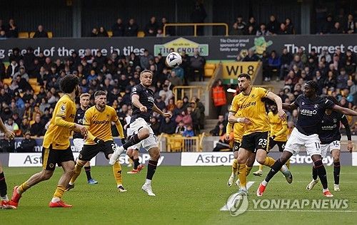 울버햄튼이 27일(한국시간) 잉글랜드 울버햄튼에 있는 몰리뉴 스타디움에서 열린 루턴타운과의 2023-2024시즌 프리미어리그 35라운드 홈 경기에서 황희찬과 토티 고메스의 연속 골로 2-1으로 승리했다. 울버햄튼은 승점 3점을 얻어 리그 10위(13승 7무 15패 승점 46)로 한 계단 올라섰다. 9위 첼시(13승 8무 11패 승점 47)와의 승점 차는 1점으로 줄어 들었다. 다만 첼시는 3경기를 덜 치렀다. 황희찬은 리그 11호골이자 올해 첫 골을 신고했다. 연합뉴스