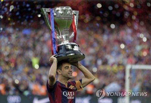 스카이스포츠 독일에 따르면 바이에른 뮌헨은 이번 시즌 분데스리가 챔피언 바이엘 레버쿠젠과 독일 축구대표팀 핵심 수비수 요나탄 타를 노리고 있다. 만약 뮌헨이 타를 영입한다면 센터백 숫자가 5명으로 늘어나 한 명이 팀을 떠날 것으로 예상된다. 이때 바바리안 풋볼 워크스는 벤치 멤버인 다요 우파메카노는 뮌헨 차기 사령탑으로 유력한 랄프 랑닉 감독과 긴밀한 관계라는 점을 들어 김민재 이적 가능성을 암시했다. 연합뉴스