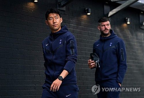 토트넘 홋스퍼의 주장 손흥민이 다가오는 아스널과의 북런던 더비를 앞두고 현지 매체와의 인터뷰에서 이번 경기가 전쟁이 될 것이라고 했다. 현재 아스널은 맨체스터 시티, 리버풀과 우승 경쟁을 벌이고 있고 토트넘은 유럽축구연맹(UEFA) 챔피언스리그 진출권을 노리고 있기 때문에 북런던 더비는 두 팀 모두에 상당히 중요한 경기가 될 전망이다. 또한 현지에서는 토트넘, 특히 손흥민이 이번 시즌 프리미어리그(PL) 우승 경쟁 향방을 가르는 킹 메이커라고 보고 있다. 사진 연합뉴스