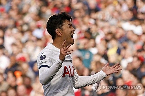 토트넘 홋스퍼의 주장 손흥민이 다가오는 아스널과의 북런던 더비를 앞두고 현지 매체와의 인터뷰에서 이번 경기가 전쟁이 될 것이라고 했다. 현재 아스널은 맨체스터 시티, 리버풀과 우승 경쟁을 벌이고 있고 토트넘은 유럽축구연맹(UEFA) 챔피언스리그 진출권을 노리고 있기 때문에 북런던 더비는 두 팀 모두에 상당히 중요한 경기가 될 전망이다. 또한 현지에서는 토트넘, 특히 손흥민이 이번 시즌 프리미어리그(PL) 우승 경쟁 향방을 가르는 킹 메이커라고 보고 있다. 사진 연합뉴스