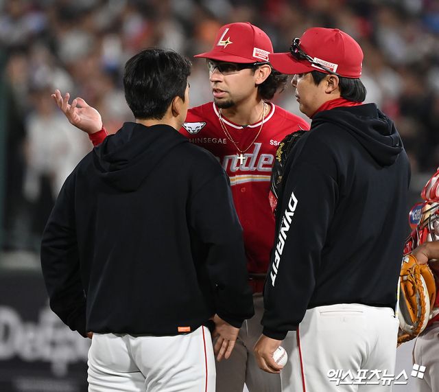 24일 오후 부산 동래구 사직야구장에서 열린 2024 신한 SOL Bank KBO리그 SSG 랜더스와 롯데 자이언츠의 경기, 3회말 2사 1루 SSG 선발투수 더거가 교체되면서 불만을 표현하고 있다. 엑스포츠뉴스 DB