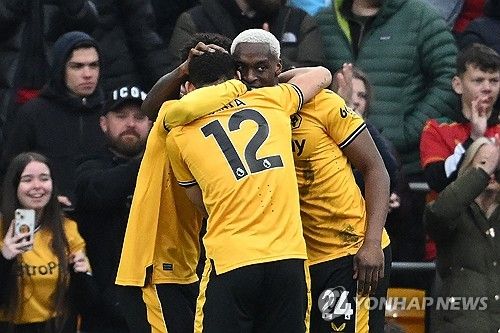 울버햄튼이 27일(한국시간) 잉글랜드 울버햄튼에 있는 몰리뉴 스타디움에서 열린 루턴타운과의 2023-2024시즌 프리미어리그 35라운드 홈 경기에서 황희찬과 토티 고메스의 연속 골로 2-1으로 승리했다. 울버햄튼은 승점 3점을 얻어 리그 10위(13승 7무 15패 승점 46)로 한 계단 올라섰다. 9위 첼시(13승 8무 11패 승점 47)와의 승점 차는 1점으로 줄어 들었다. 다만 첼시는 3경기를 덜 치렀다. 황희찬은 리그 11호골이자 올해 첫 골을 신고했다. 연합뉴스