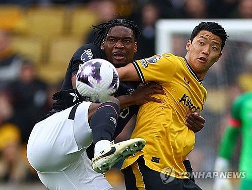 울버햄튼이 27일(한국시간) 잉글랜드 울버햄튼에 있는 몰리뉴 스타디움에서 열린 루턴타운과의 2023-2024시즌 프리미어리그 35라운드 홈 경기에서 황희찬과 토티 고메스의 연속 골로 2-1으로 승리했다. 울버햄튼은 승점 3점을 얻어 리그 10위(13승 7무 15패 승점 46)로 한 계단 올라섰다. 9위 첼시(13승 8무 11패 승점 47)와의 승점 차는 1점으로 줄어 들었다. 다만 첼시는 3경기를 덜 치렀다. 황희찬은 리그 11호골이자 올해 첫 골을 신고했다. 연합뉴스