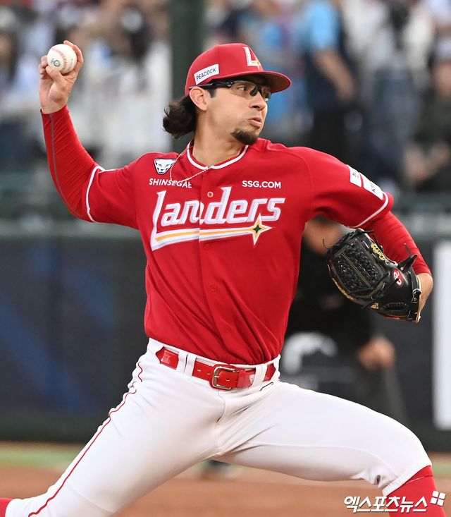 24일 오후 부산 동래구 사직야구장에서 열린 2024 신한 SOL Bank KBO리그 SSG 랜더스와 롯데 자이언츠의 경기, 1회말 SSG 선발투수 더거가 공을 힘차게 던지고 있다. 엑스포츠뉴스 DB