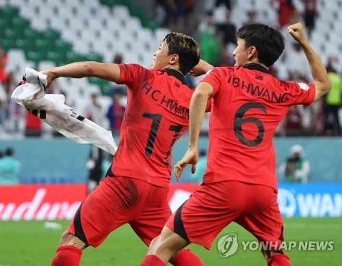 프리미어리그에 코리안리거들이 같은 소속팀에서 뛰는 모습을 보게될까. 황희찬 소속팀 울버햄프턴 원더러스가 황인범 영입을 고려하고 있다. 26일 영국 풋볼팬캐스트에 따르면 개리 오닐 감독은 울버햄프턴에서 황희찬에게 딱 맞는 선수를 영입할 수 있으며 이번 주 황인범의 경기를 지켜보기 위해 츠르베나 즈베즈다와 파르티잔 베오그라드의 세르비아컵 4강전 경기에 스카우트를 파견한 것으로 알려졌다. 울버햄프턴은 황인범이 중원을 개선하는 데 큰 도움이 될 것으로 여기고 있다. 연합뉴스