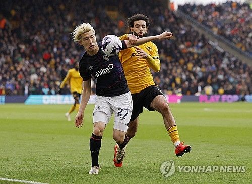 울버햄튼이 27일(한국시간) 잉글랜드 울버햄튼에 있는 몰리뉴 스타디움에서 열린 루턴타운과의 2023-2024시즌 프리미어리그 35라운드 홈 경기에서 황희찬과 토티 고메스의 연속 골로 2-1으로 승리했다. 울버햄튼은 승점 3점을 얻어 리그 10위(13승 7무 15패 승점 46)로 한 계단 올라섰다. 9위 첼시(13승 8무 11패 승점 47)와의 승점 차는 1점으로 줄어 들었다. 다만 첼시는 3경기를 덜 치렀다. 황희찬은 리그 11호골이자 올해 첫 골을 신고했다. 연합뉴스